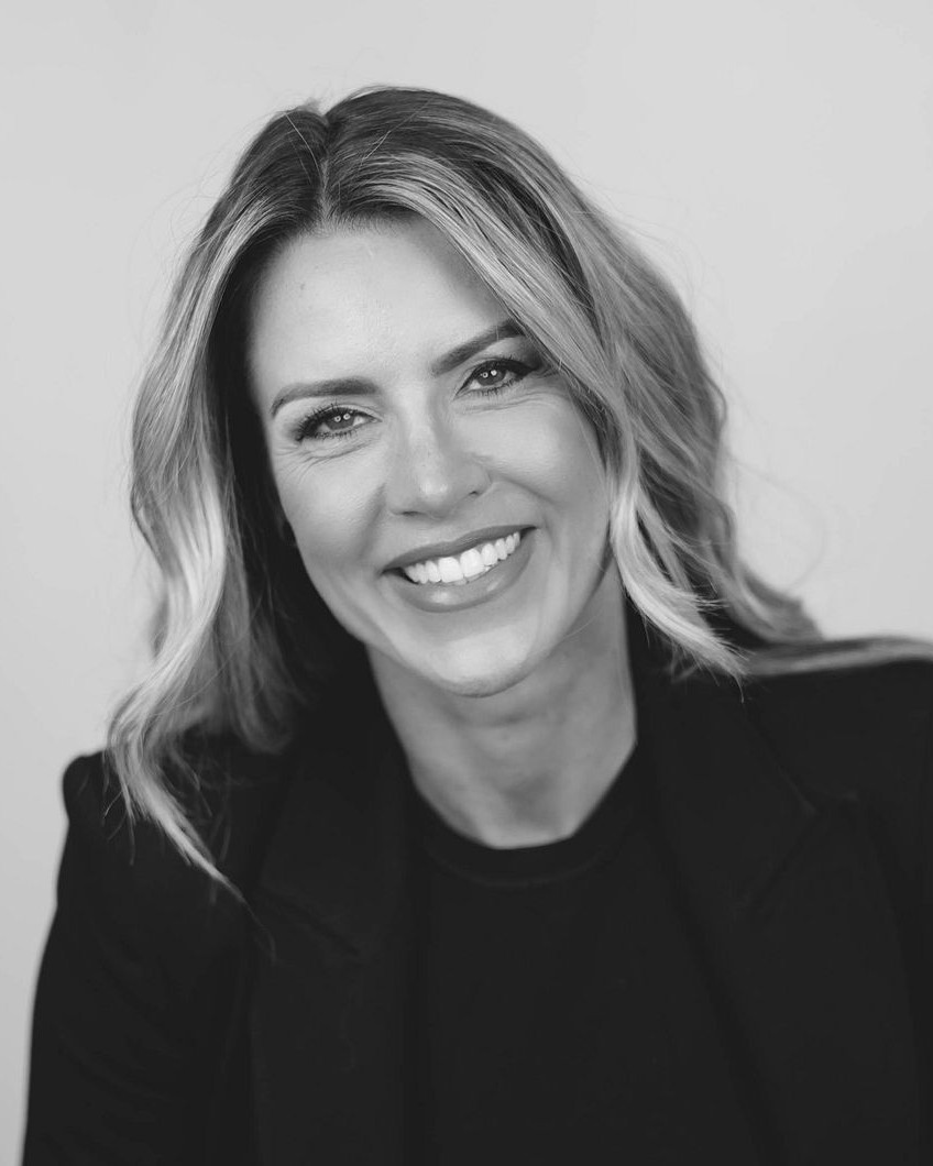 Zwart-witportret van de eigenaar van JND Hair&Beauty